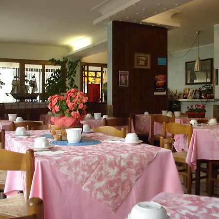 Hotel Primavera Дезенцано-дель-Гарда Экстерьер фото
