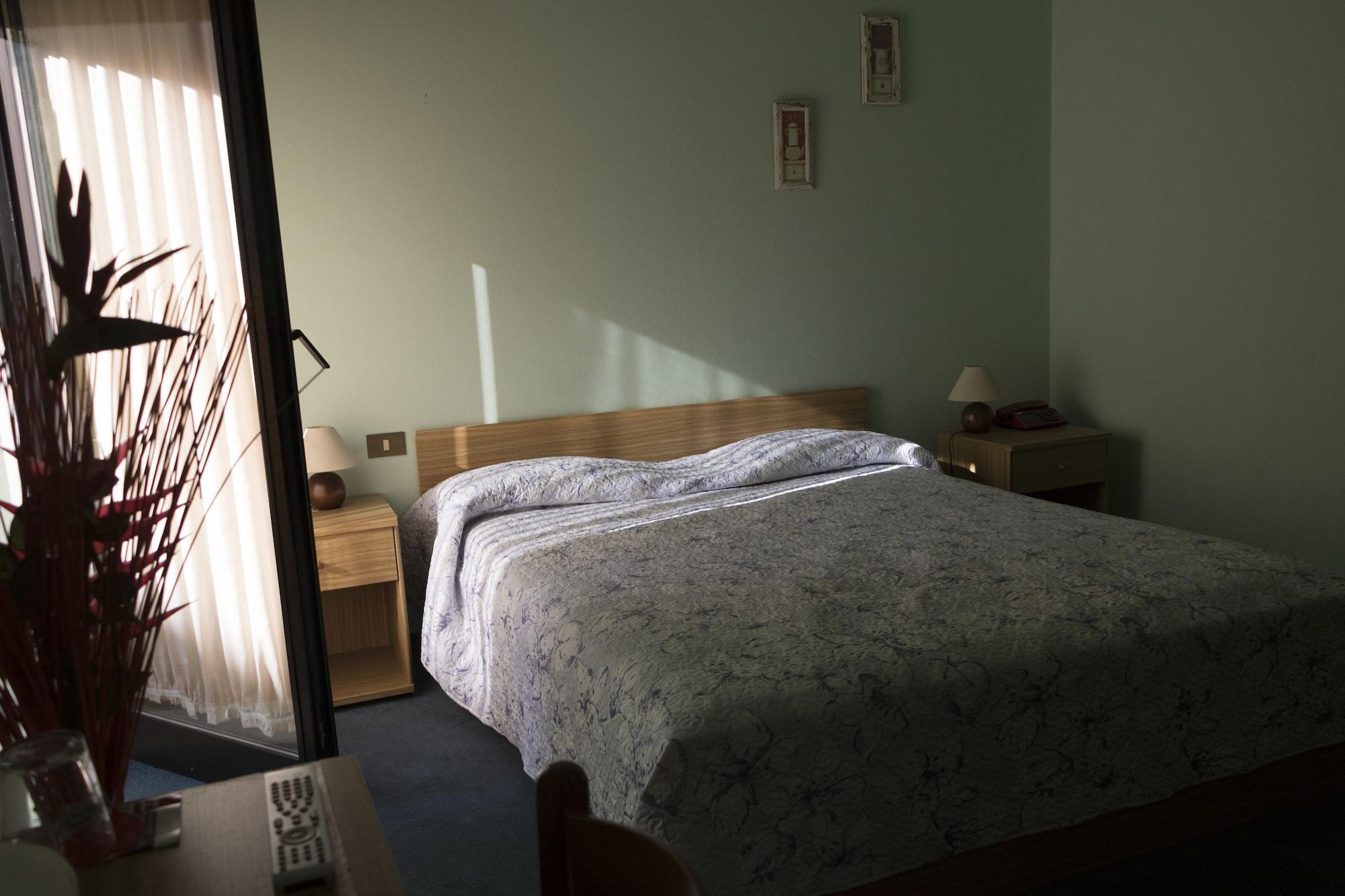 Hotel Primavera Дезенцано-дель-Гарда Экстерьер фото