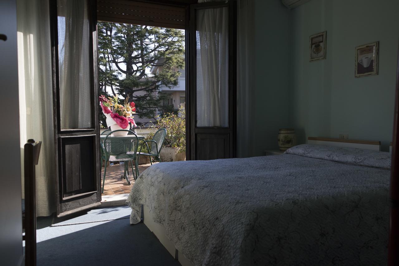 Hotel Primavera Дезенцано-дель-Гарда Экстерьер фото